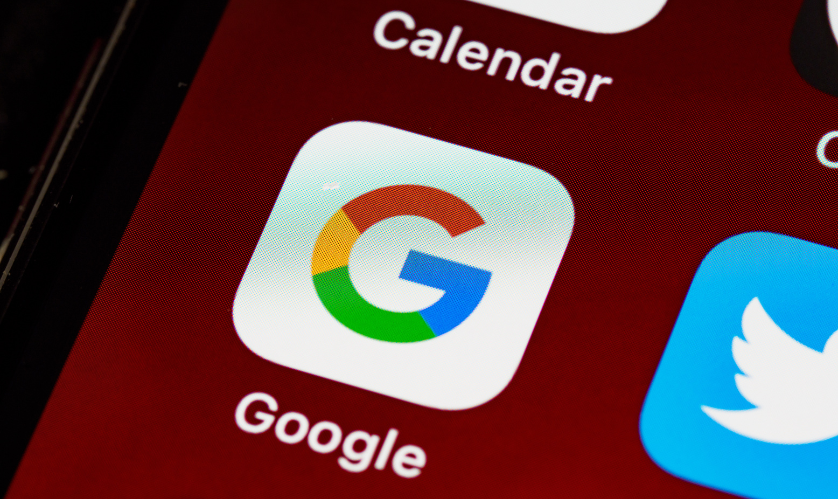 Ember számítógépen Google hirdetési kampányt tervez, kulcsszavakat és konverziókat elemez