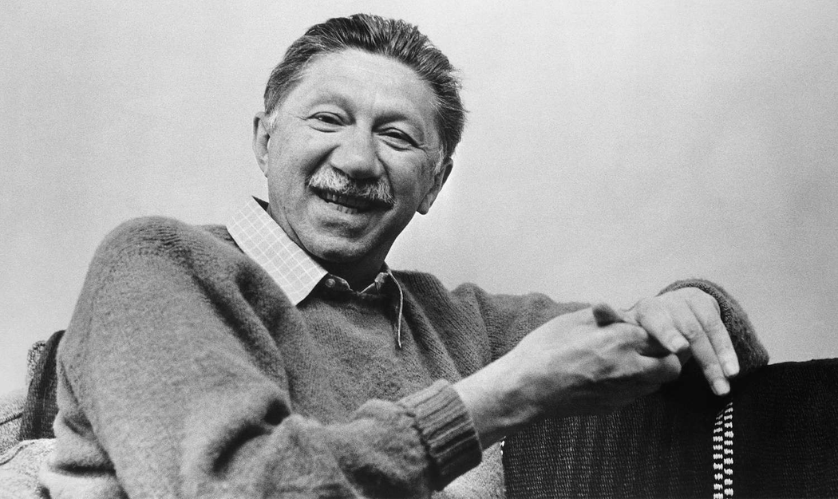 Abraham Maslow pszichológus, a szükséglethierarchia elméletének megalkotója, fekete-fehér portré