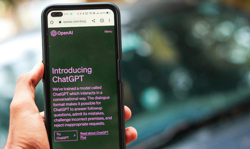 ChatGPT mobiltelefon képernyőn, a nyitóoldal bemutatása